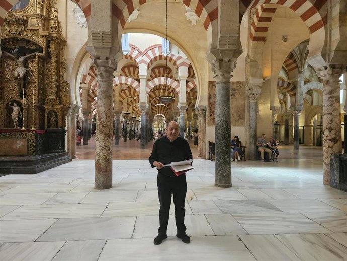 El canónigo portavoz del Cabildo Catedral, José Juan Jiménez, en la Mezquita-Catedral.