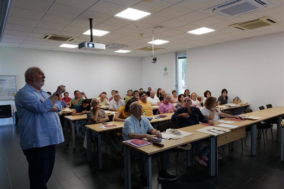 Director del curso 'Vinos y Viangres del Condado de Huelva: Cultura, Territorio y Gastronomía', Manuel de la Cruz Infante, realizando su ponencia por la mañana