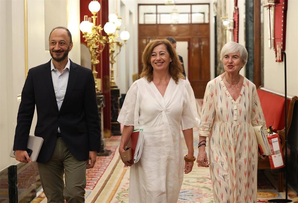 La presidenta del Congreso, Francina Armengol (c), el diputado socialista Alfonso Rodríguez de Celis, y la diputada de Sumar Isaura Leal (d), a su llegada a la reunión de la Mesa del Congreso.