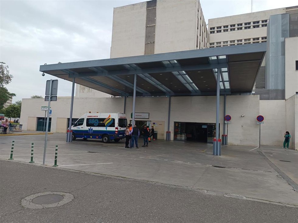 Archivo - Entrada a Urgencias del Hospital Reina Sofía de Córdoba.