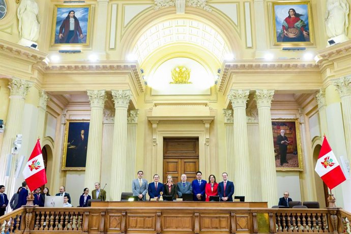 Perú.- Presidente del Congreso inaugura Hemiciclo del Senado