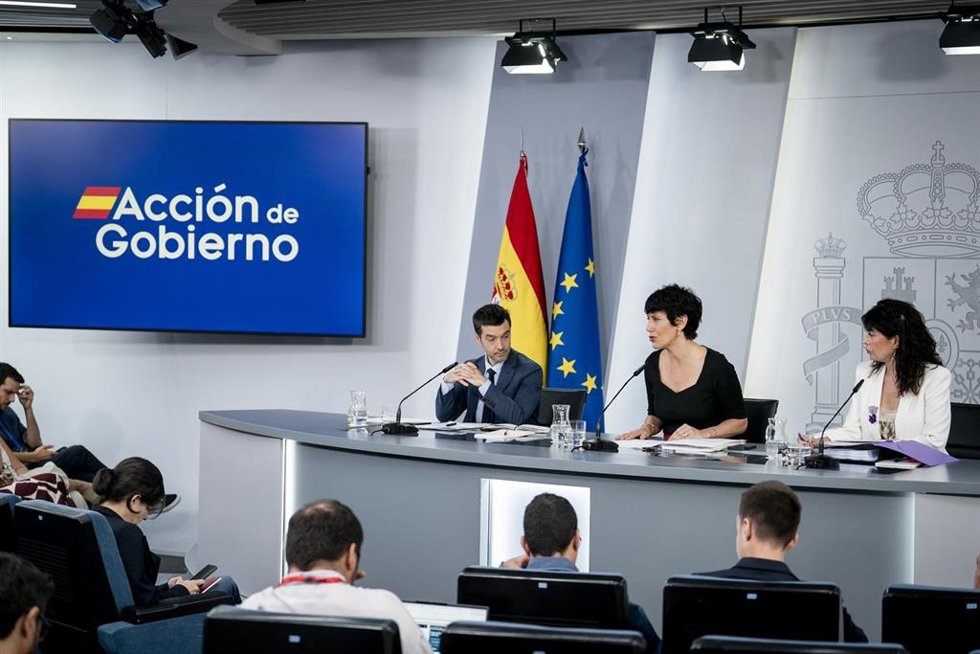 El ministro de Derechos Sociales, Consumo y Agenda 2030, Pablo Bustinduy; la ministra de Inclusión, Seguridad Social y Migraciones, y la ministra de Igualdad, Ana Redondo,  rueda de prensa tras el Consejo de Ministros, a 14 de julio de 2026, en Madrid.