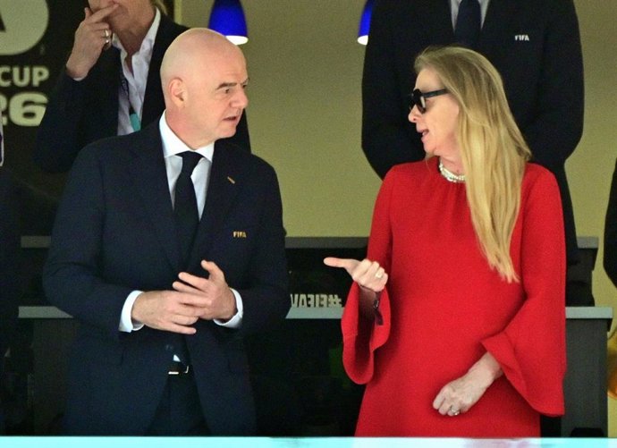 Gianni Infantino junto a Pascale van Damme, presidenta de la Federación Belga de Fútbol