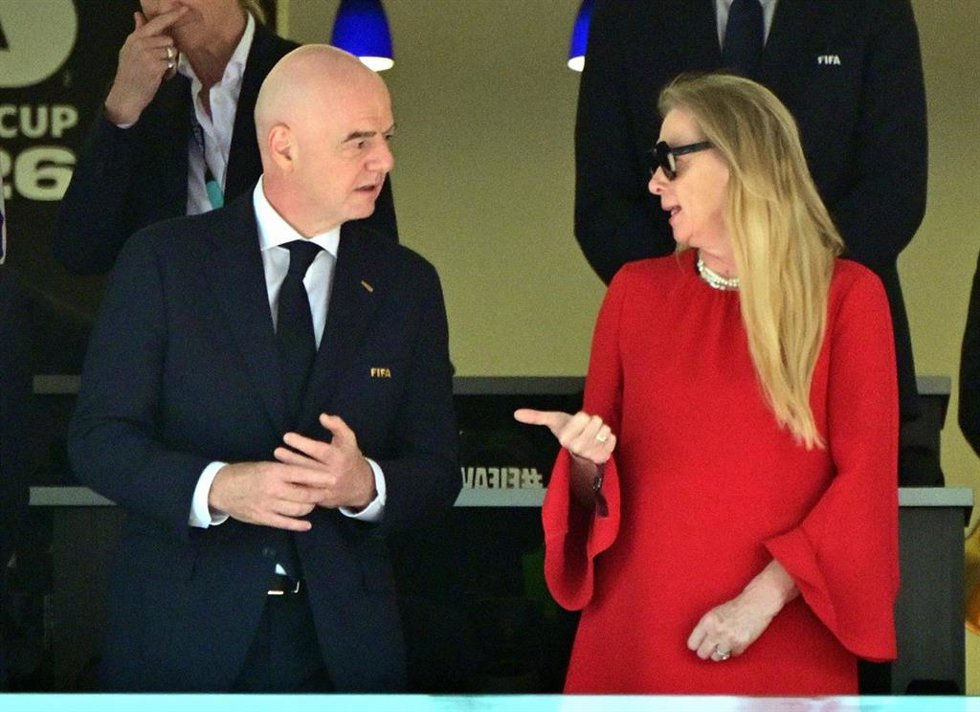Gianni Infantino junto a Pascale van Damme, presidenta de la Federación Belga de Fútbol