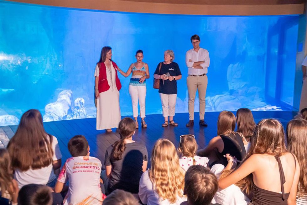 Representantes en un encuentro de los niños acogidos del programa 'Vacaciones en paz' con las belugas ucranianas en el Oceanográfic, acompañados de la consellera de Servicios Sociales, Familia e Infancia, Elena Albalat