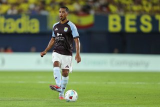 Archivo - Youri Tielemans of Aston Villa in action during during The Trophy of Ceramics, football match played between Villarreal CF and Aston Villa at La Ceramica stadium on August 10, 2025, in Villarreal, Spain.