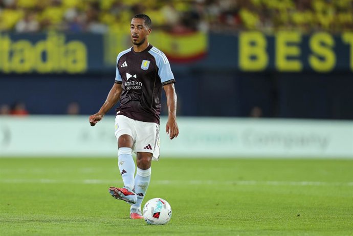 Archivo - Youri Tielemans of Aston Villa in action during during The Trophy of Ceramics, football match played between Villarreal CF and Aston Villa at La Ceramica stadium on August 10, 2025, in Villarreal, Spain.