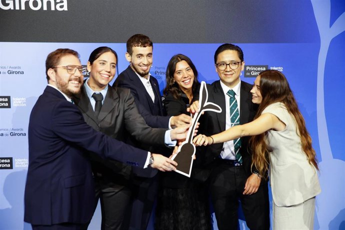 (i-d) Los galardonados de los Premios Princesa de Girona 2026, Rafael Luque, Patricia Aymà, Hatim Azahri, Mercedes Bidart, José Eduardo Méndez y Gemma Blasco, durante el photocall de los "Premios Princesa de Girona 2026", a 14 de julio de 2026, en Barcelo