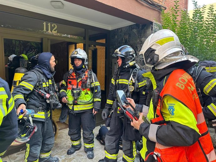 Bomberos en el lugar del incendio