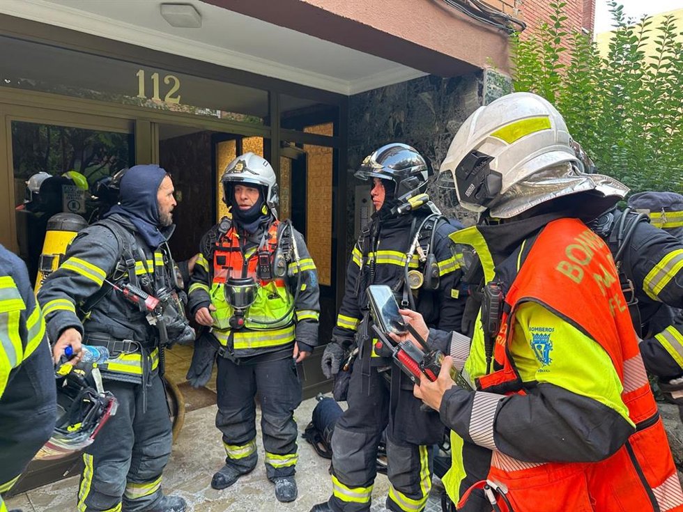Bomberos en el lugar del incendio