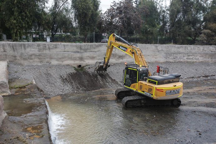 Santiago, 14 de julio de 2026.  El Presidente de la Republica, Jose Antonio Kast, acompañado del ministro de Transportes, Telecomunicaciones y Obras Publicas, Louis de Grange, y la directora de Senapred, Alicia Cebrian, inspecciona las medidas