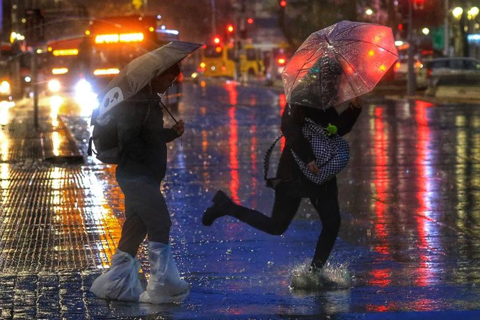 Santiago 16 de junio 2025.  Cae lluvia en Santiago durante frente de mal tiempo que afecta a la zona centro sur del pais   Javier Salvo/Aton Chile.
