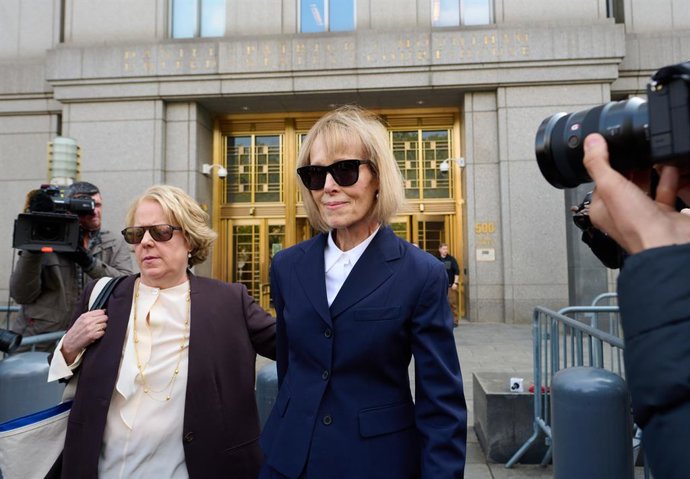 Archivo - 26 April 2023, US, New York: American writer E Jean Carroll (R) leaves Manhattan Federal Court with attorney Roberta Kaplan at the end of day two of the Carroll vs Trump rape-defamation trial. Photo: Edna Leshowitz/ZUMA Press Wire/dpa