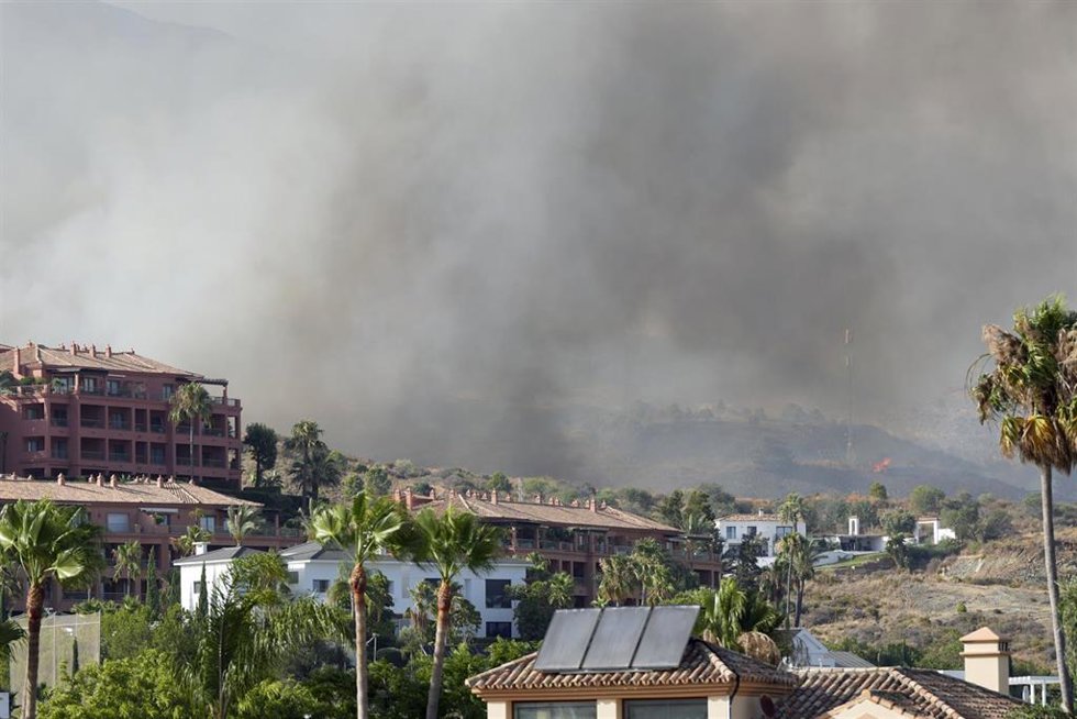 Incendio forestal declarado cerca de urbanizaciones de Benahavís (Málaga)