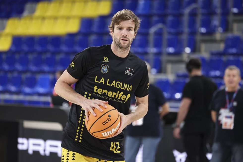 Archivo - Aaron Doornekamp, en un calentamiento con La Laguna Tenerife.