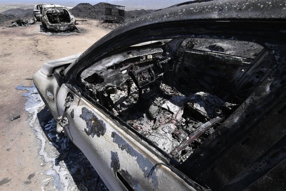 Varios vehículos calcinados en el incendio forestal, a 10 de julio de 2026, en Los Gallardos, Almería, Andalucía (España). 