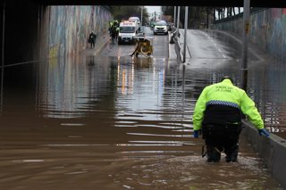 Santiago, 14 de julio de 2022. El paso bajo nivel de avenida La Florida esquina Walker Martinez se encuentra anegado debido a la lluvia caida durante la noche. Juan Eduardo Lopez/Aton Chile