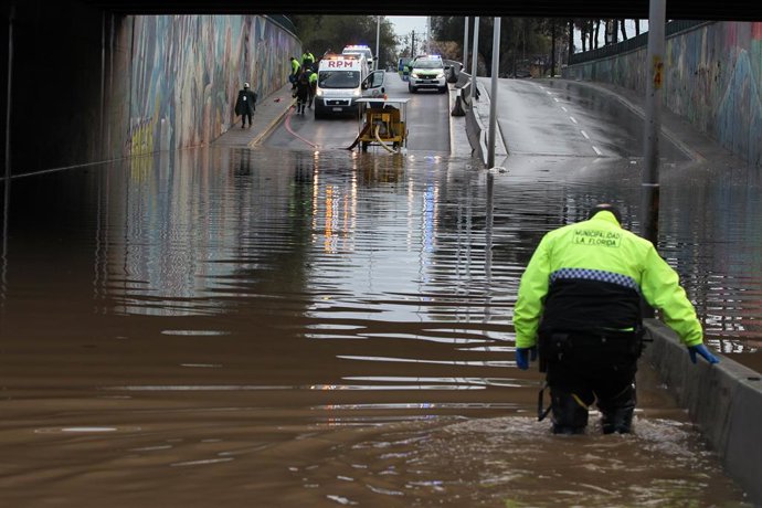 Santiago, 14 de julio de 2022. El paso bajo nivel de avenida La Florida esquina Walker Martinez se encuentra anegado debido a la lluvia caida durante la noche. Juan Eduardo Lopez/Aton Chile