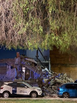 Un edificio ubicado en la localidad valenciana de Benetússer se ha desplomado en la noche de este martes sin causar daños personales.