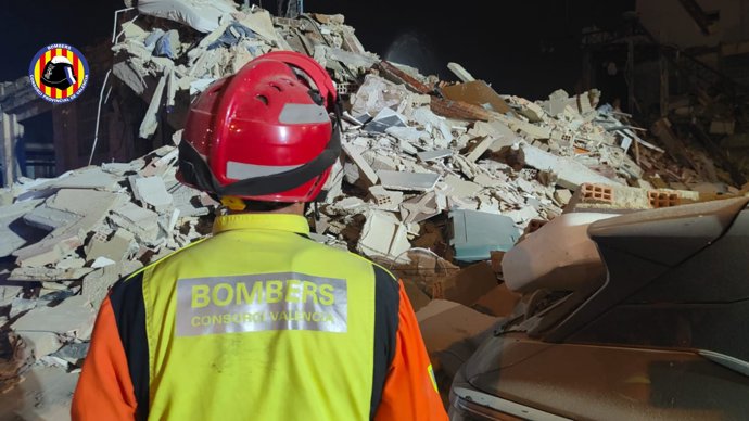 Un edificio ubicado en la localidad valenciana de Benetússer se ha desplomado en la noche de este martes sin causar daños personales. 