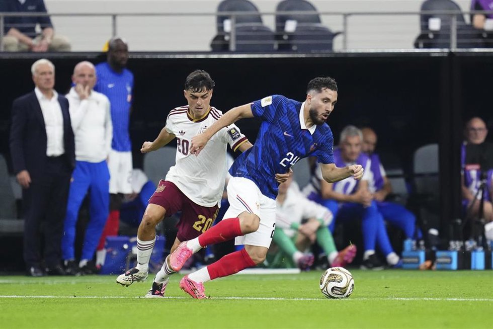 Rayan Cherki se escapa de Pedri durante el Francia-España de las semifinales del Mundial 2026