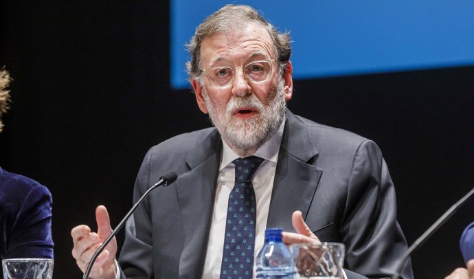 El expresidente del Gobierno, Mariano Rajoy, durante la presentación de su libro 'El arte de gobernar', en el Teatro Juan Bravo, a 16 de diciembre de 2025, en Segovia, Castilla y León (España).