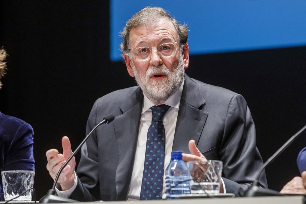 El expresidente del Gobierno, Mariano Rajoy, durante la presentación de su libro 'El arte de gobernar', en el Teatro Juan Bravo, a 16 de diciembre de 2025, en Segovia, Castilla y León (España).
