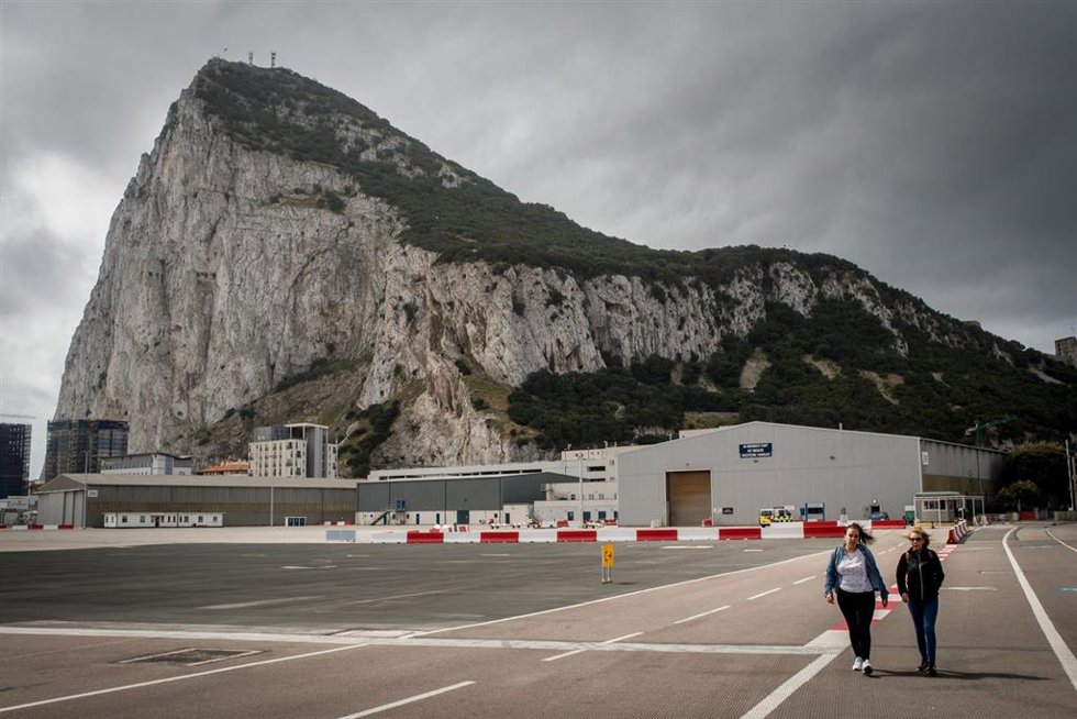 Archivo - Peatones cruzando el asfalto en el aeropuerto internacional de Gibraltar