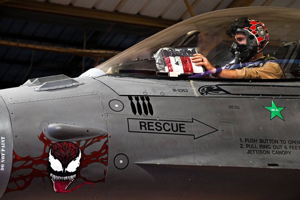 Un caza F-16 estadounidense preparado para lanzar ataques sobre Irán