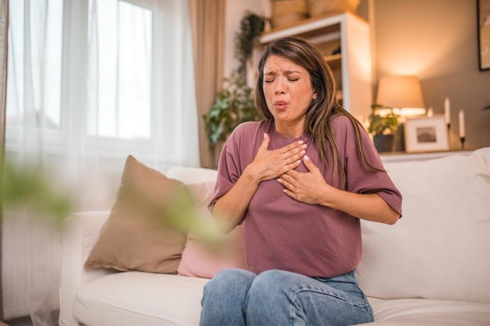 Archivo - La Mujer Deprimida, Ansiedad, Fuerte Dolor En El Pecho Mientras Está Sentada En El Sofá De La Sala De Estar.
