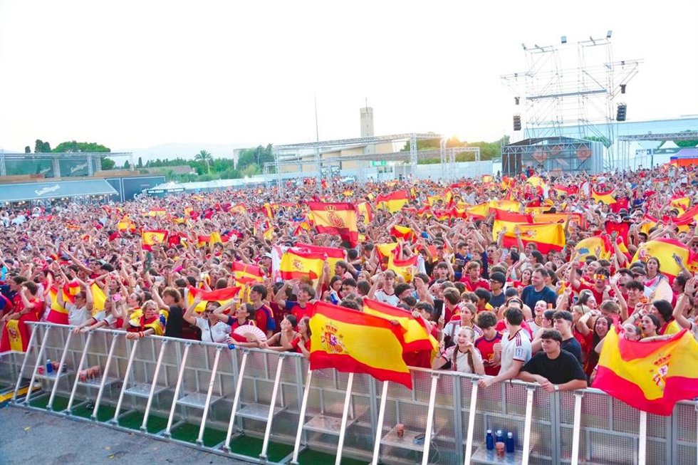 Miles de personas se reúnen en Son Fusteret para seguir el partido entre las selecciones francesa y española