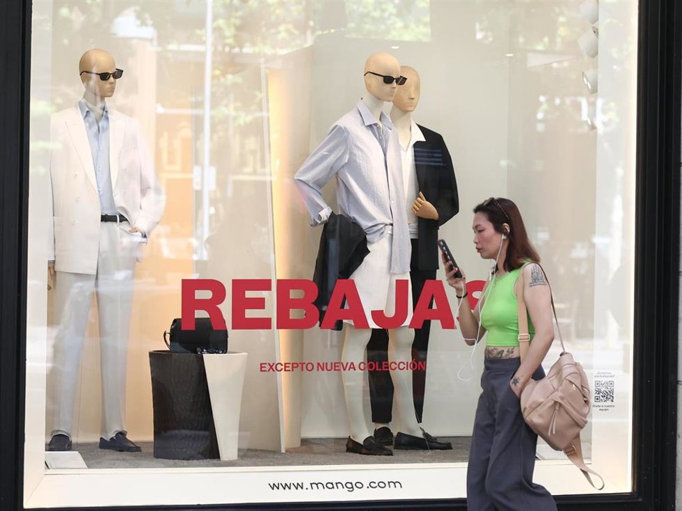 Un comercio con rebajas, a 26 de junio de 2026, en Madrid (España).