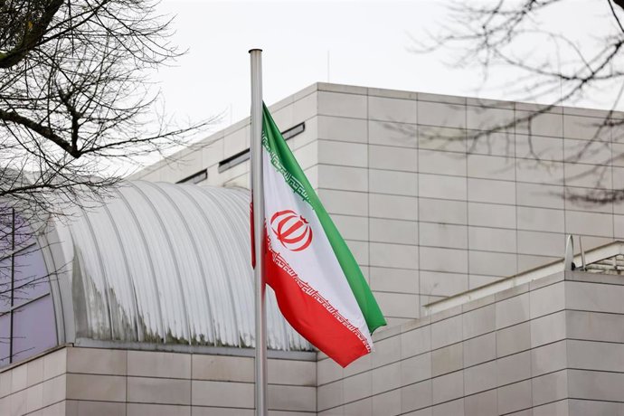 Archivo - Imagen de archivo de la bandera de Irán en la sede de su Embajada en Berlín.