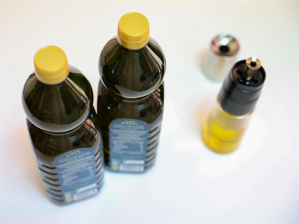 Archivo - Dos botellas de aceite, a 21 de junio de 2024