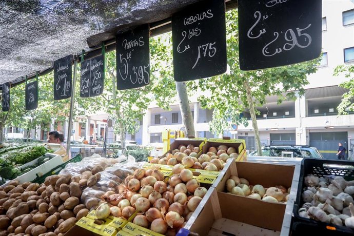 Archivo - Un puesto de hortalizas en un mercadillo al aire libre