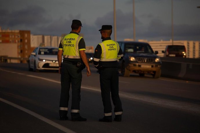 Archivo - Dos agentes de la Guardia Civil controlan el tráfico