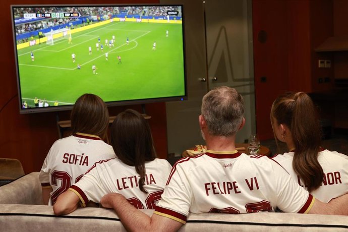 (I-D) La Intanta Sofía; la Reina Letizia; el Rey Felipe VI; y la Princesa Leonor; visualizan el partido de semifinales del Mundial de fútbol entre España y Francia, a 14 de julio de 2026, en Madrid (España).