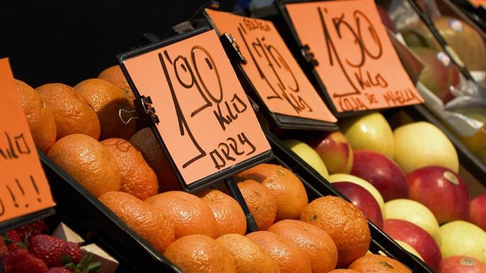 Archivo - Puesto de fruta y verdura