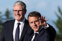 Macron entrega a Starmer la Legión de Honor a pocos días de abandonar el cargo de primer ministro de Reino Unido