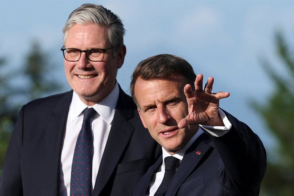 El presidente de Francia, Emmanuel Macron (derecha), junto al primer ministro de Reino Unido, Keir Starmer (izquierda), durante la cumbre del G7 en Evián, en junio de 2026 (archivo)