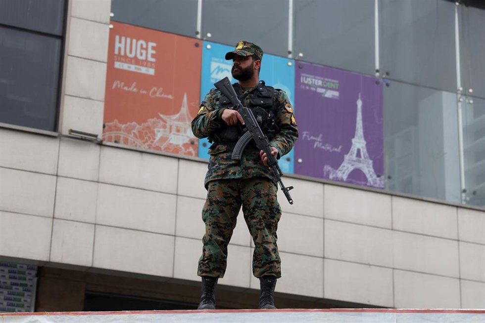 Archivo - Un agente de las fuerzas de seguridad de Irán durante un acto en la capital, Teherán (archivo)