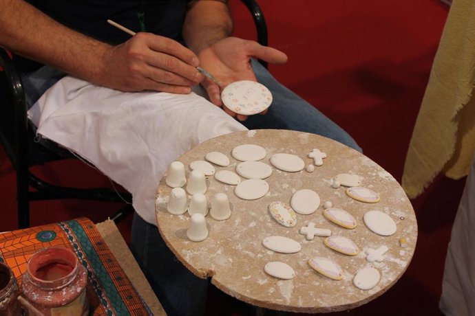 Archivo - Artesano, en la feria artesana de Farcama realizando un trabajo