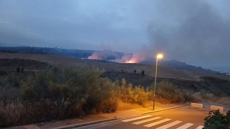 Incendio forestal en el entorno de la antigua Azulejera, en Granada.