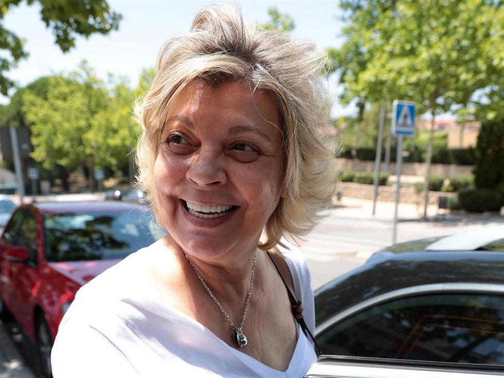 Terelu Campos saliendo de la casa de Alejandra Rubio