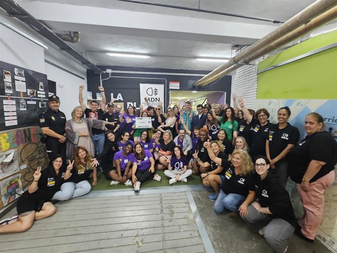 Archivo - La Policía Nacional de Gijón hace entrega del cheque solidario de la Carrera Ruta 091 a la Fundación Mar de Niebla. Foto de archivo tomada el 19/09/2025.