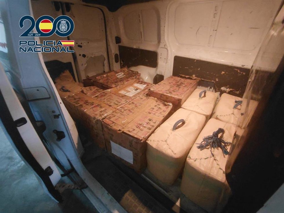 Hachís incautado por la Policía Nacional en la furgoneta utilizada por la presunta organización criminal dedicada al tráfico de drogas en Canarias