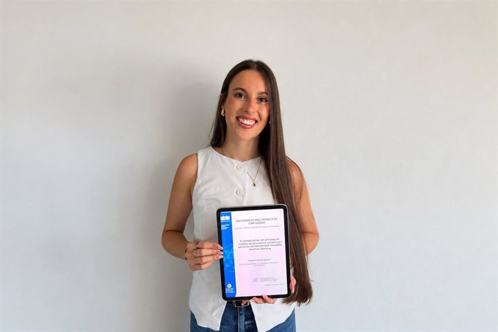 Victoria López De Lamo, egresada de la UPCT, recibe el premio Capítulo Español de la IEEE-IMS por su trabajo final de estudios sobre el diseño y la validación clínica de un prototipo no invasivo para medir la glucosa en sangre