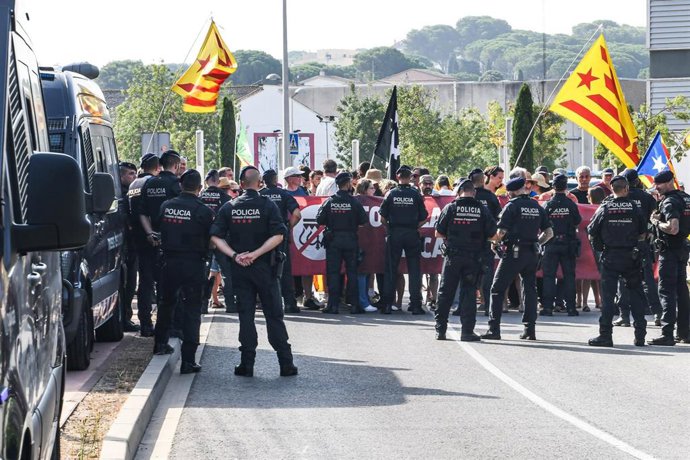 Dispositivo policial y concentrados contra la visita de la princesa Leonor y la infanta Sofía al yacimiento de Empúries (Girona) de este miércoles en el marco de los actos de la Fundación Princesa de Girona