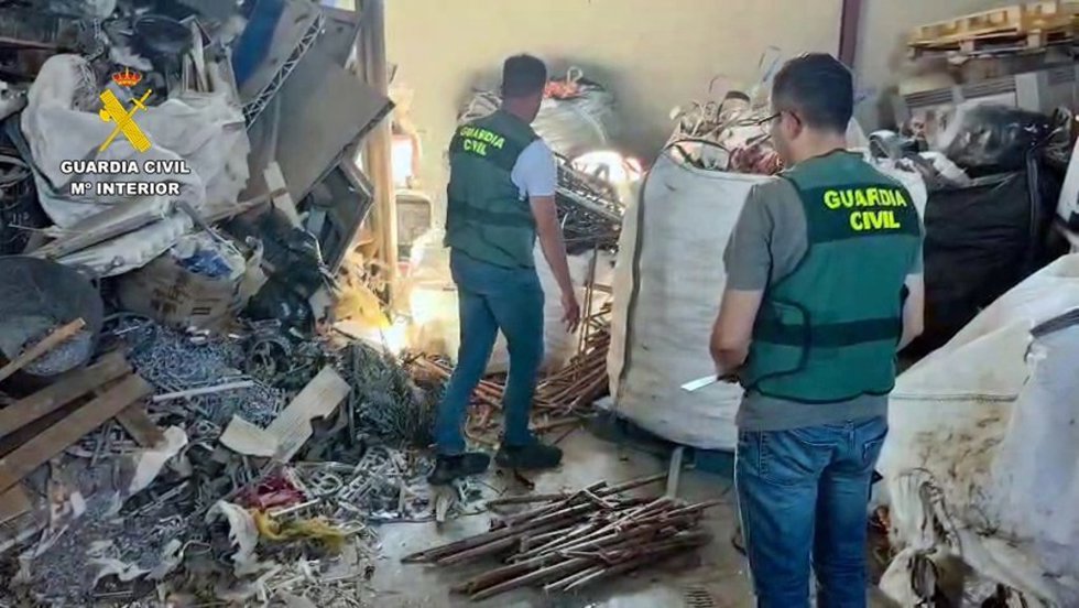 Agentes de la Guardia Civil inspeccionan empresas de reciclaje
