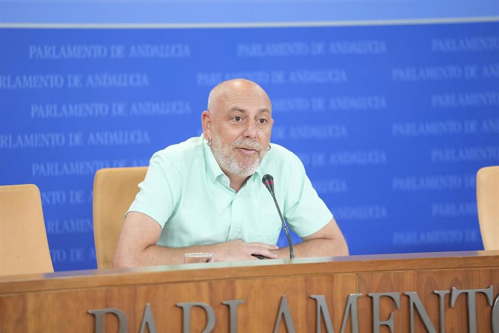 El portavoz adjunto del grupo parlamentario, Por Andalucia, Ernesto Alba, durante la ronda de ruedas de prensa de portavoces de los grupos parlamentarios en el Parlamento de Andalucía. A 15 de julio de 2026 en Sevilla (Andalucía, España).